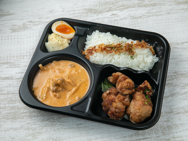 濃厚！やみつきマッサマンカレー～月影の千夜カレー～秘伝のタレに一晩じっくり漬け込んだ特製唐揚げ