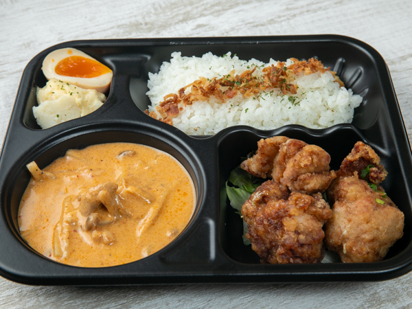 濃厚！やみつきマッサマンカレー～月影の千夜カレー～秘伝のタレに一晩じっくり漬け込んだ特製唐揚げ