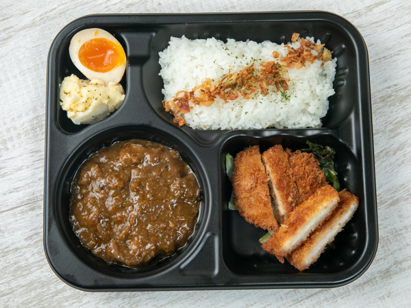 濃厚牛すじゴロゴロカレー～月影の千夜カレー～　黄金のサクサク肉厚とんかつ