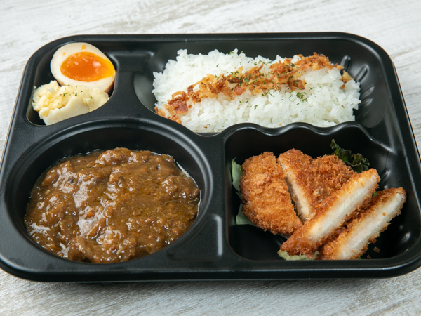 濃厚牛すじゴロゴロカレー～月影の千夜カレー～　黄金のサクサク肉厚とんかつ