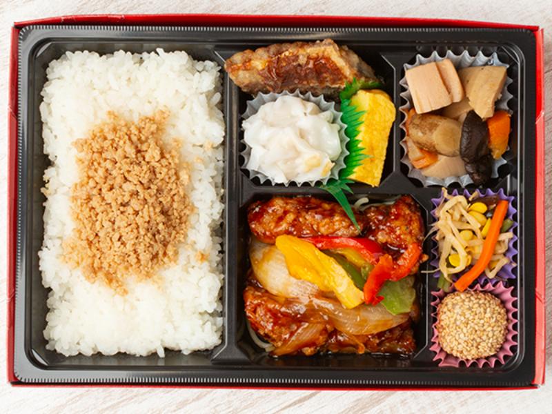 鶏そぼろと黒酢鶏の幕の内