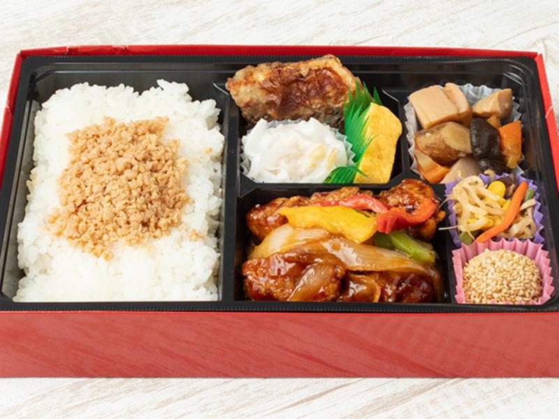 鶏そぼろと黒酢鶏の幕の内