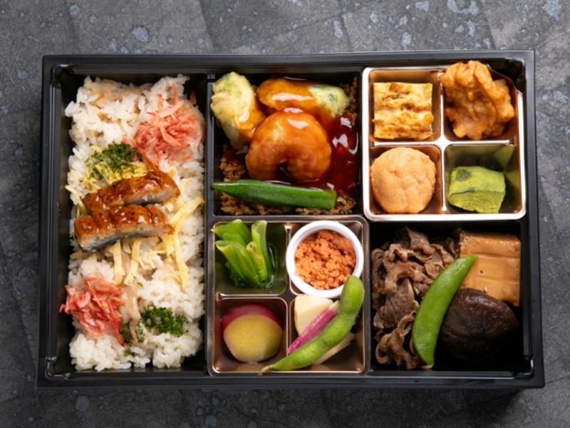 特選牛すき焼と炎の燃えるような海老チリと厳選牛すき焼きうなぎ飯の御膳