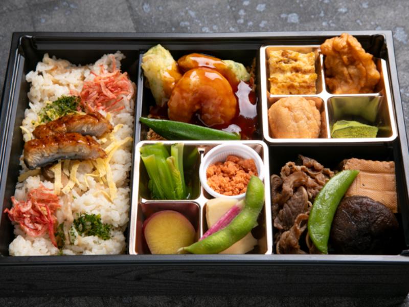 特選牛すき焼と炎の燃えるような海老チリと厳選牛すき焼きうなぎ飯の御膳