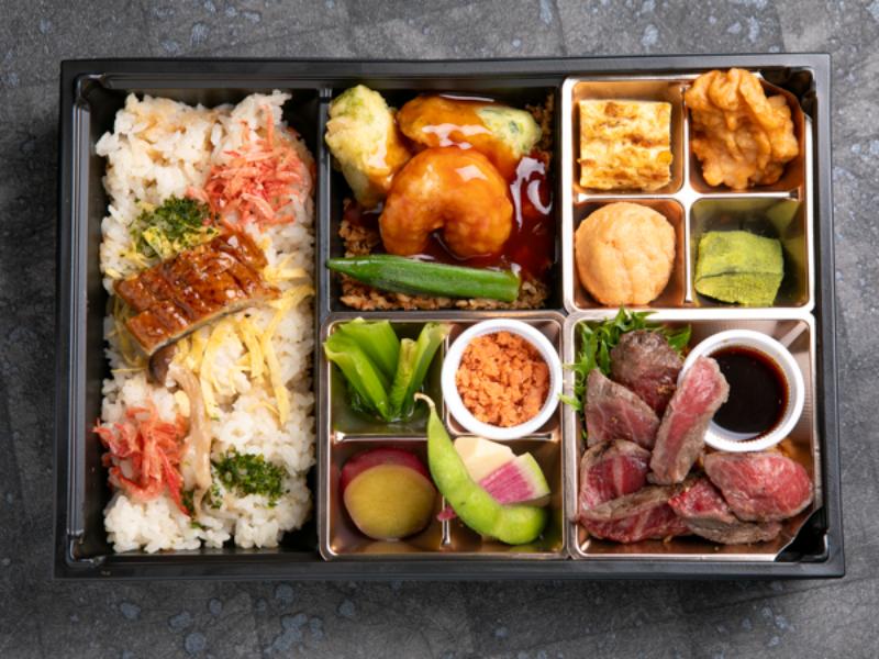 国産牛ステーキ（特盛）と炎の燃えるような海老チリとうなぎ御膳