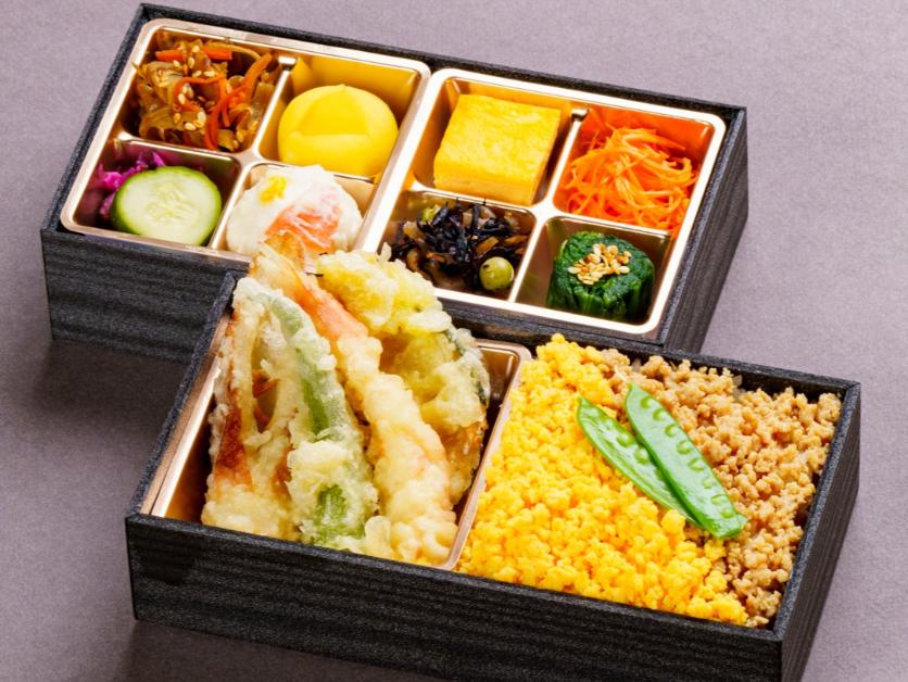 鶏そぼろ、天ぷら弁当