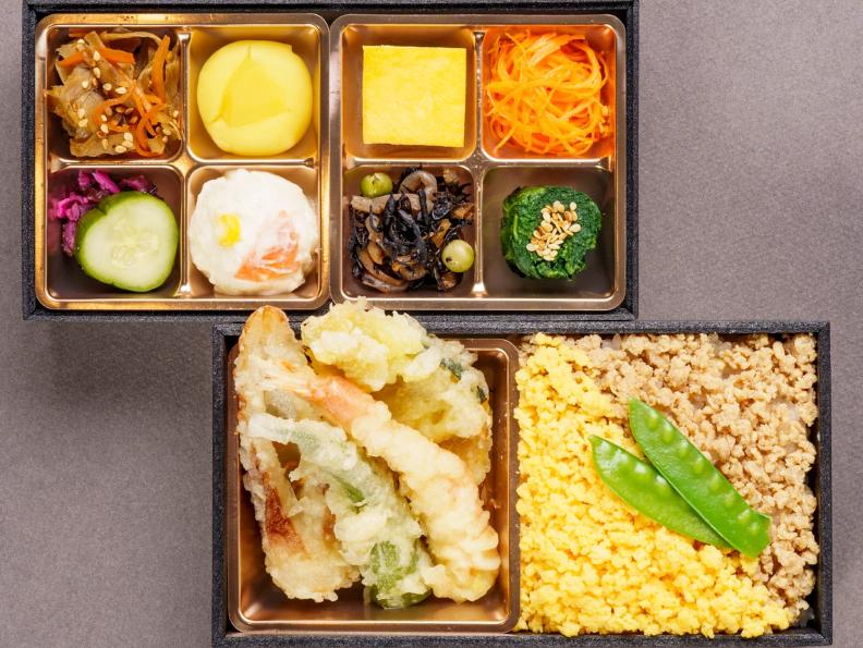 鶏そぼろ、天ぷら弁当