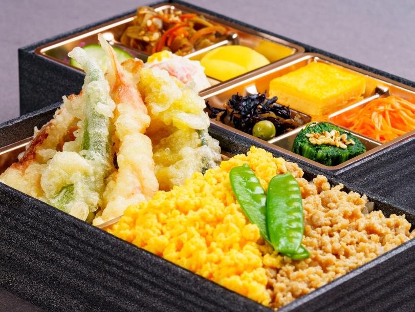 鶏そぼろ、天ぷら弁当