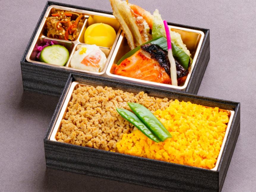 鶏そぼろ、天ぷら、西京焼き弁当