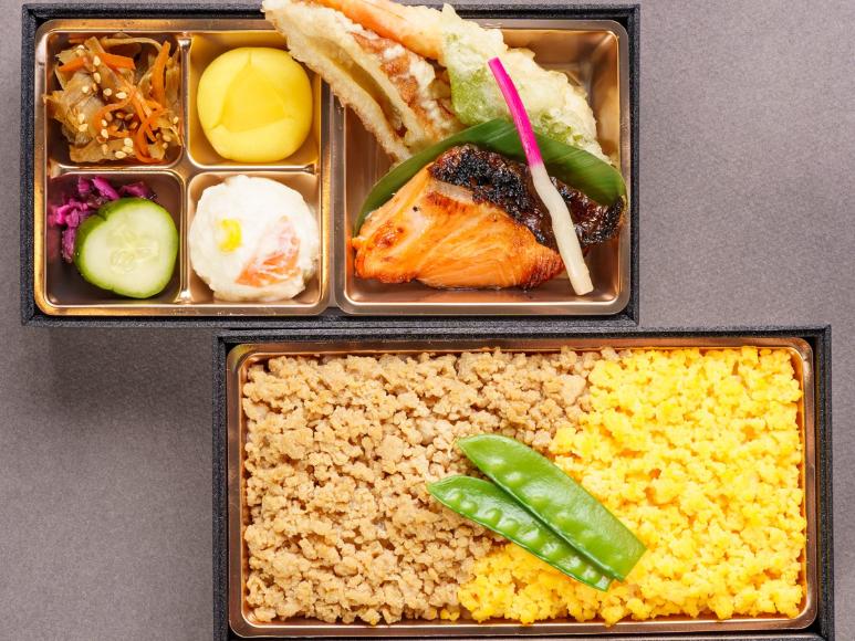 鶏そぼろ、天ぷら、西京焼き弁当