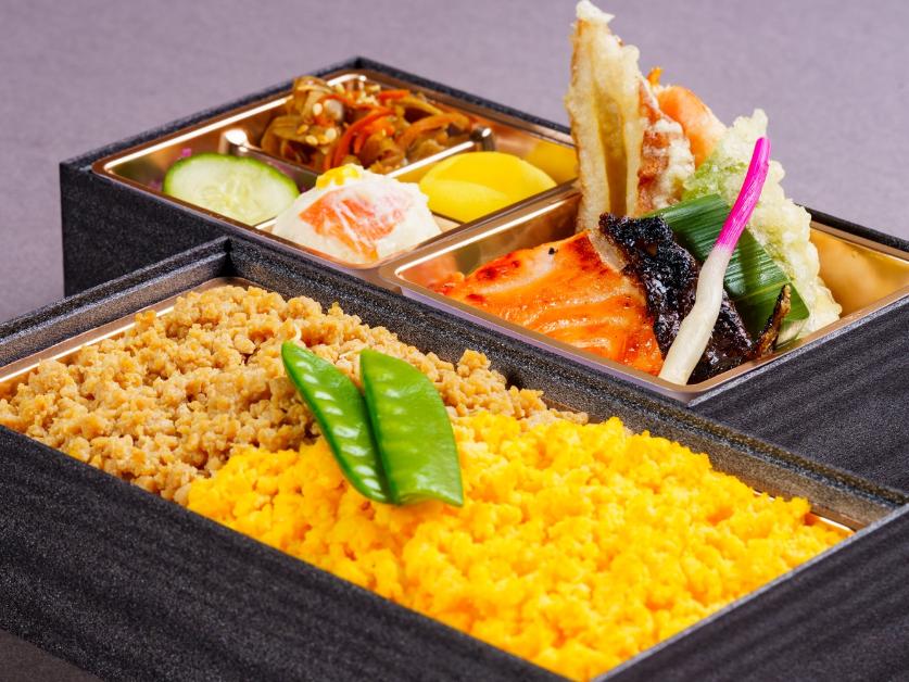 鶏そぼろ、天ぷら、西京焼き弁当