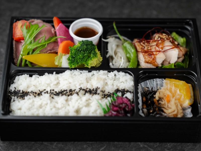 低温調理した鶏の照り焼きと厳選牛のローストビーフ弁当