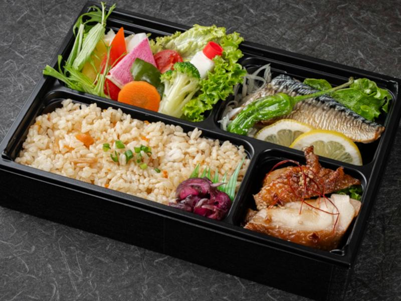 炙り鯖と低温調理した鶏の照り焼き弁当