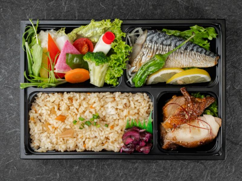 炙り鯖と低温調理した鶏の照り焼き弁当