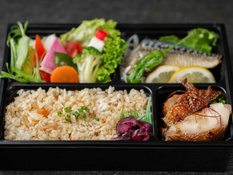炙り鯖と低温調理した鶏の照り焼き弁当