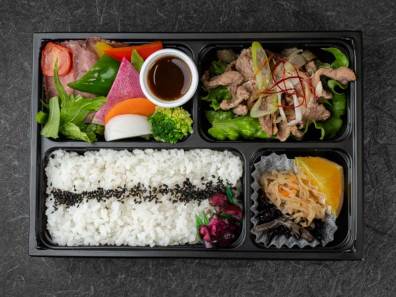 富士湧水ポークの生姜焼きと厳選牛のローストビーフ弁当