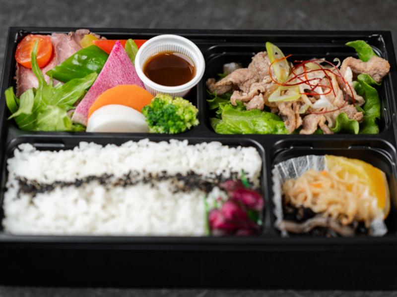 富士湧水ポークの生姜焼きと厳選牛のローストビーフ弁当