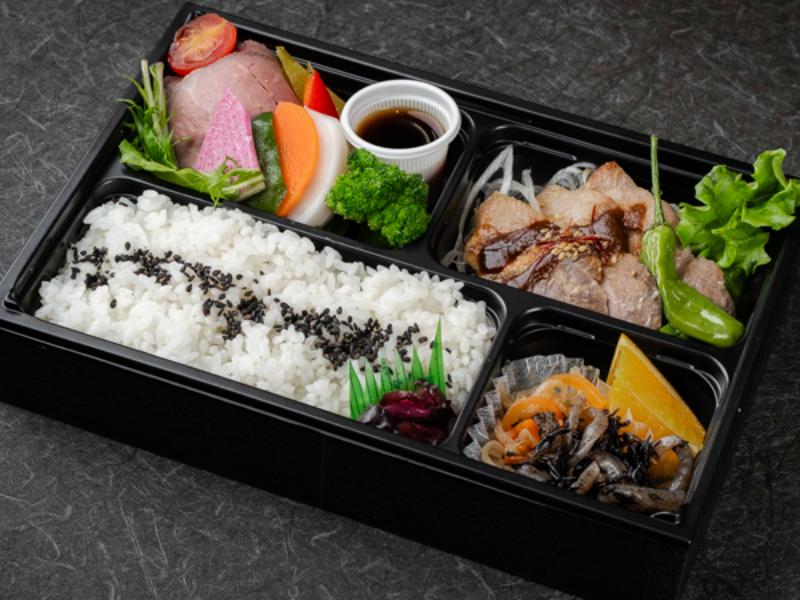 富士湧水ポークの味噌漬けと厳選牛のローストビーフ弁当