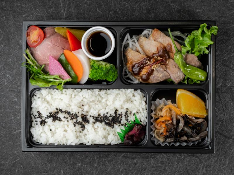 富士湧水ポークの味噌漬けと厳選牛のローストビーフ弁当