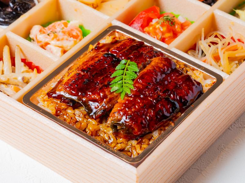 鰻重と彩り錦御膳