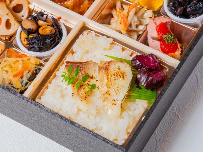 季節の副菜鯛めしとチキングリル和膳