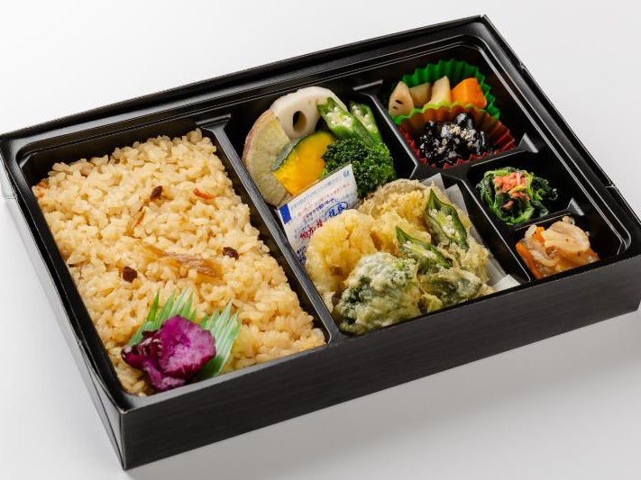 四季の炊き込み御飯と天麩羅御膳