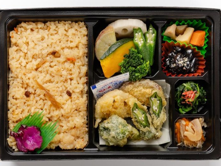 四季の炊き込み御飯と天麩羅御膳