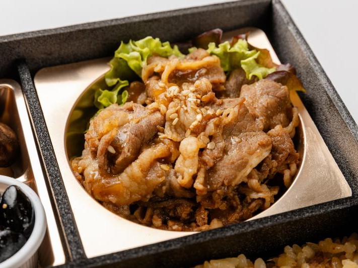 季節の炊込み御飯と焼肉御膳
