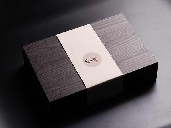 国産黒毛和牛しっとり焼肉と特選ローストビーフ 炭火焼うなぎちらしと北海道産いくらちらしのおもてなし懐石御膳