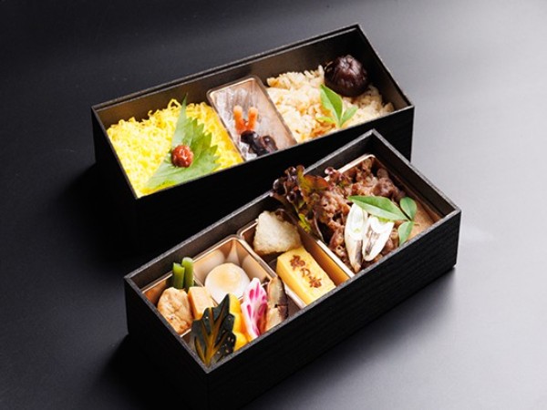 国産黒毛和牛やわらかすき焼きと五目炊き込み二段懐石御膳