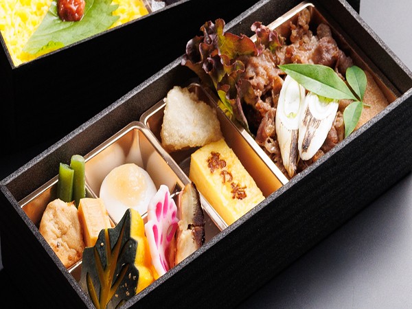 国産黒毛和牛やわらかすき焼きと五目炊き込み二段懐石御膳