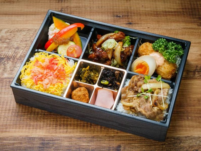 アマービレ〜2種のご飯と豚の甘辛炒め弁当〜（500mlペット茶付き）