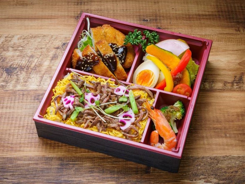 ブリランテ〜肉まぶしご飯と味噌カツ弁当〜（500mlペット茶付き）