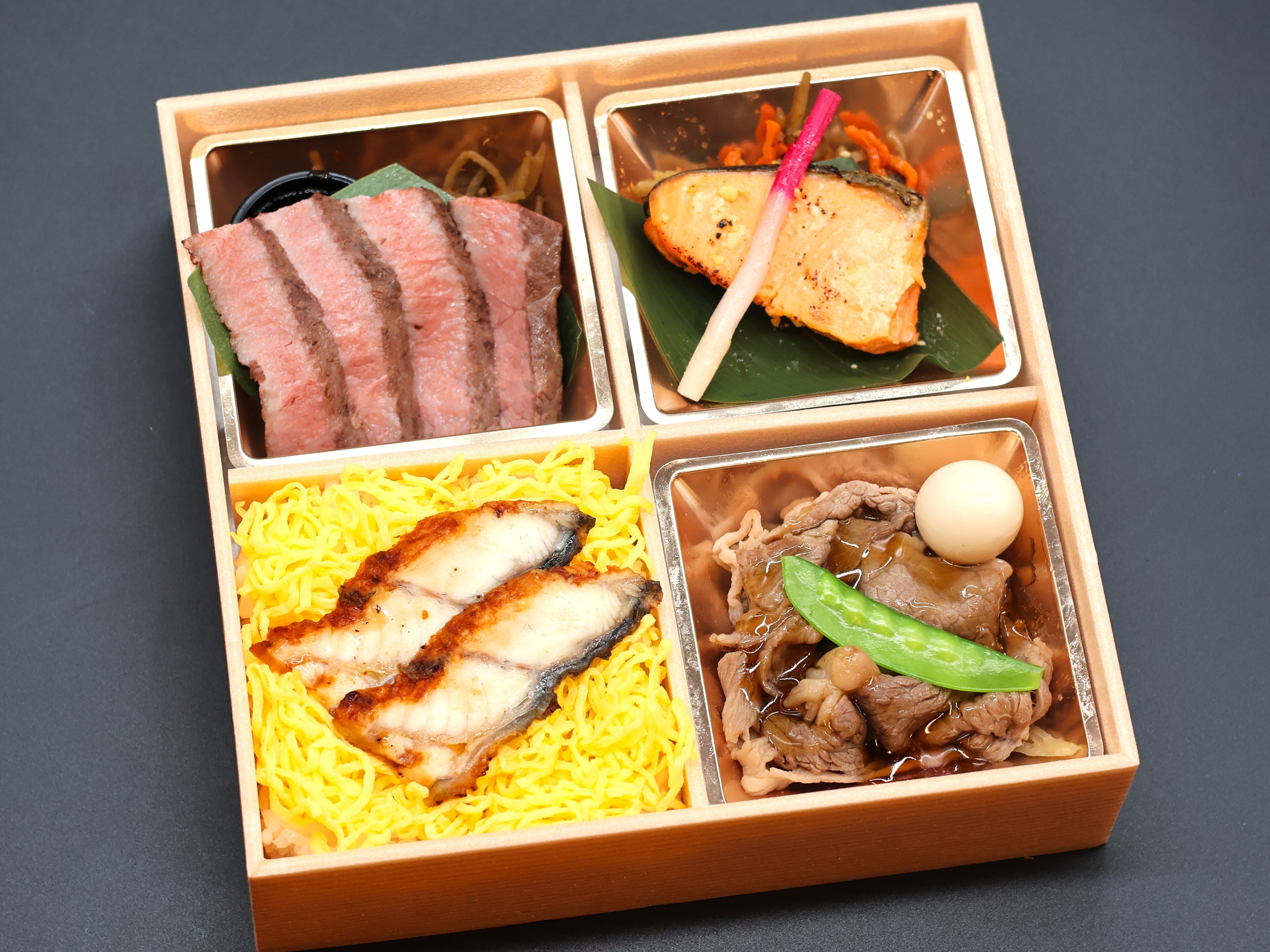 A5黒毛和牛「九州王」イチボス テーキとすき焼き、トロ銀鮭西京焼き御膳（うなぎごはん）