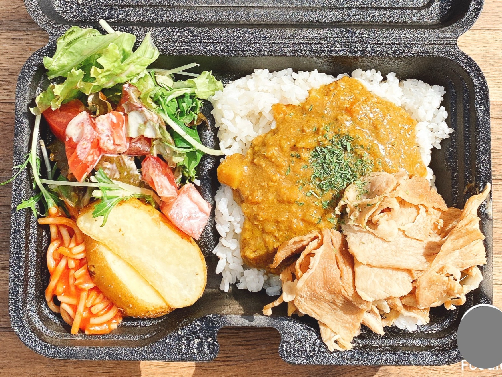 具材ゴロゴロやみつきキーマカレーと生姜焼き　ボックス