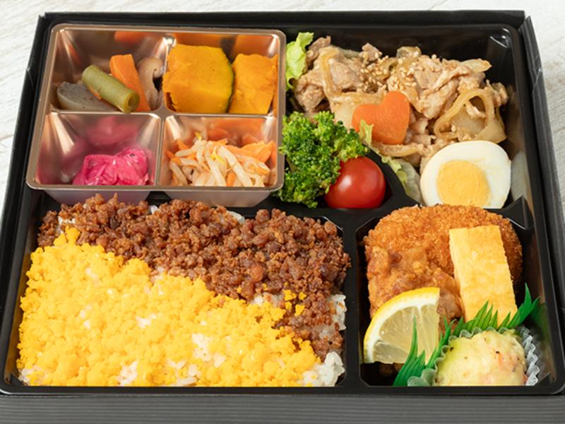 贅沢彩りそぼろ弁当生姜焼き