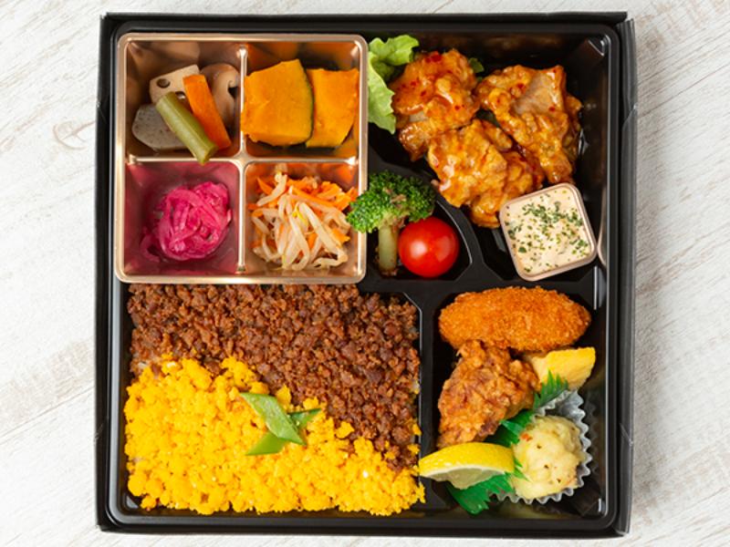 贅沢彩りそぼろ弁当チキン南蛮