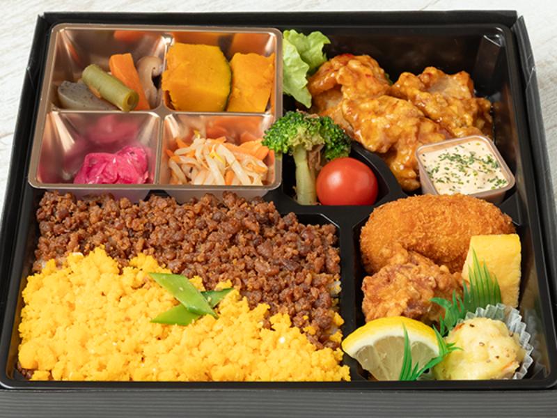 贅沢彩りそぼろ弁当チキン南蛮