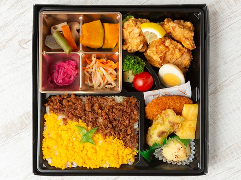 贅沢彩りそぼろ弁当唐揚げ