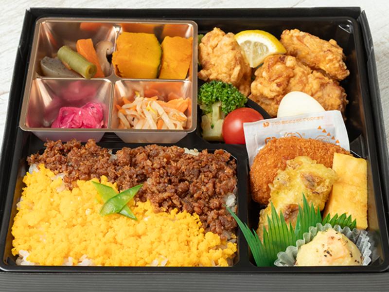 贅沢彩りそぼろ弁当唐揚げ