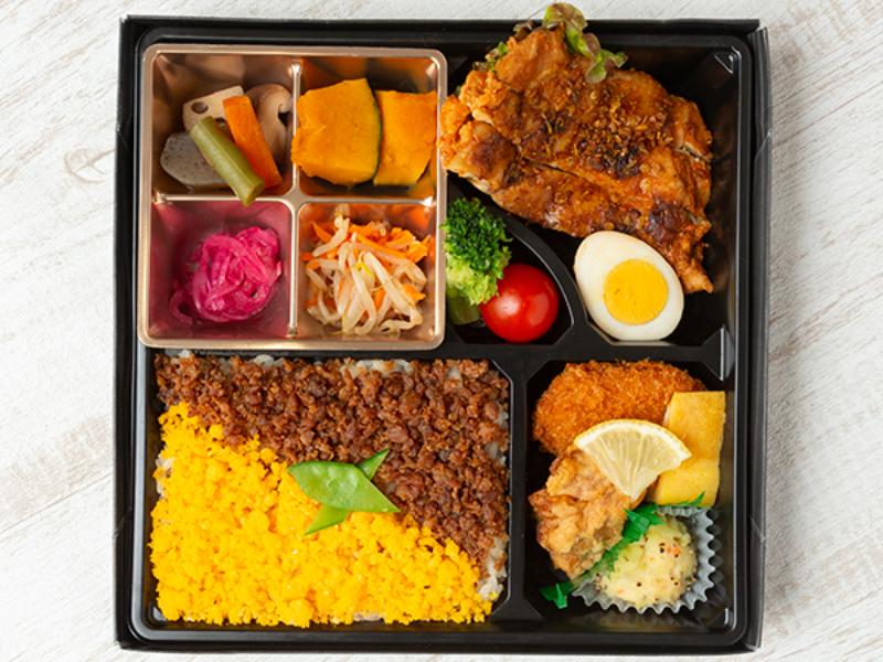 贅沢彩りそぼろ弁当チキンソテー