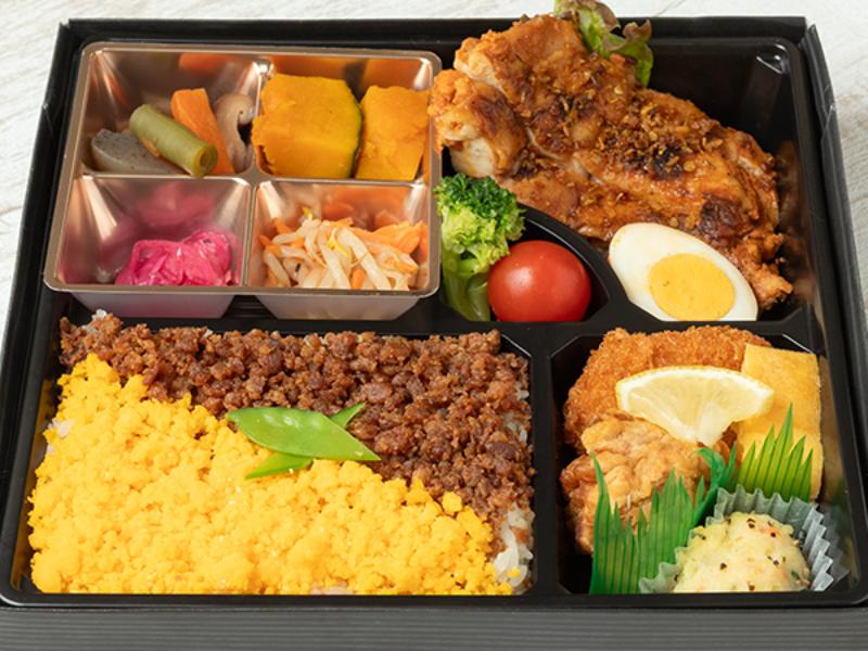 贅沢彩りそぼろ弁当チキンソテー