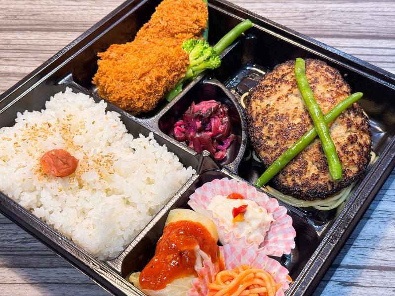 ハンバーグ御膳（上）チキンカツ（12月24日・12月25日 注文不可）