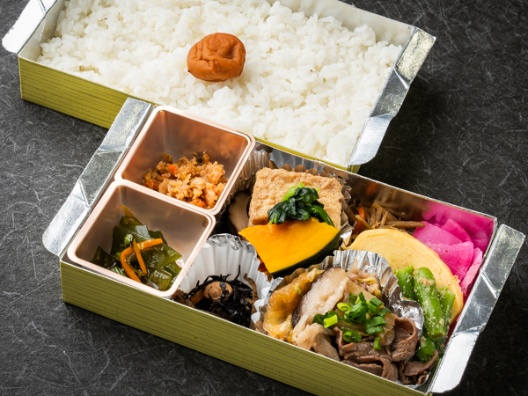 牛すき焼きと10種の総菜贅沢２段弁当