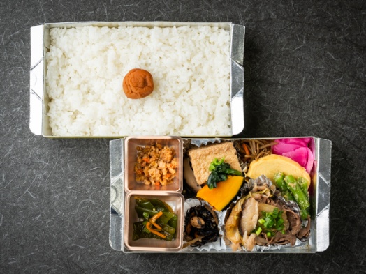 牛すき焼きと10種の総菜贅沢２段弁当