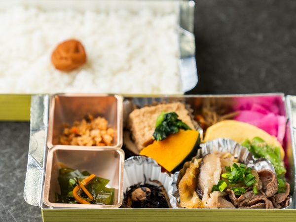 牛すき焼きと10種の総菜贅沢２段弁当