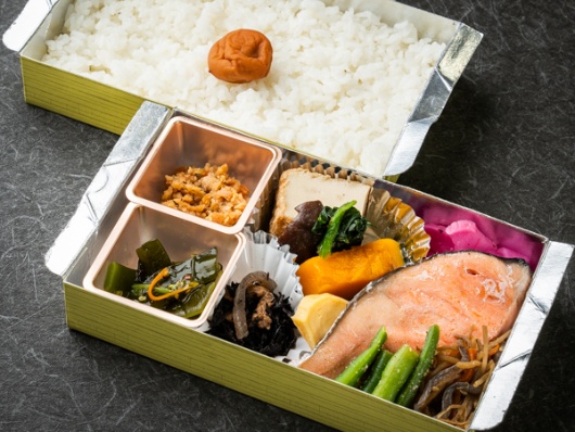 焼き鮭と10種の総菜贅沢2段弁当