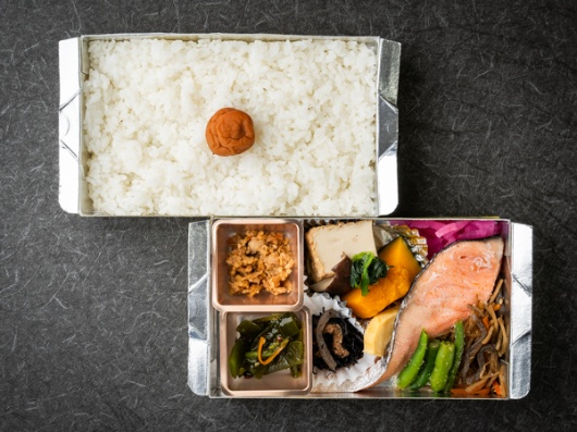 焼き鮭と10種の総菜贅沢2段弁当