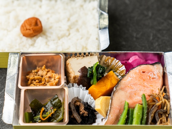 焼き鮭と10種の総菜贅沢2段弁当