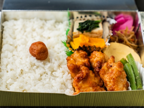 鶏の唐揚げと７種の総菜ひのまる弁当